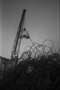 883875 Afbeelding van de kraan bij de Betonmortel Fabriek Utrecht (Befu, Verlengde Hoogravenseweg 63) aan het ...